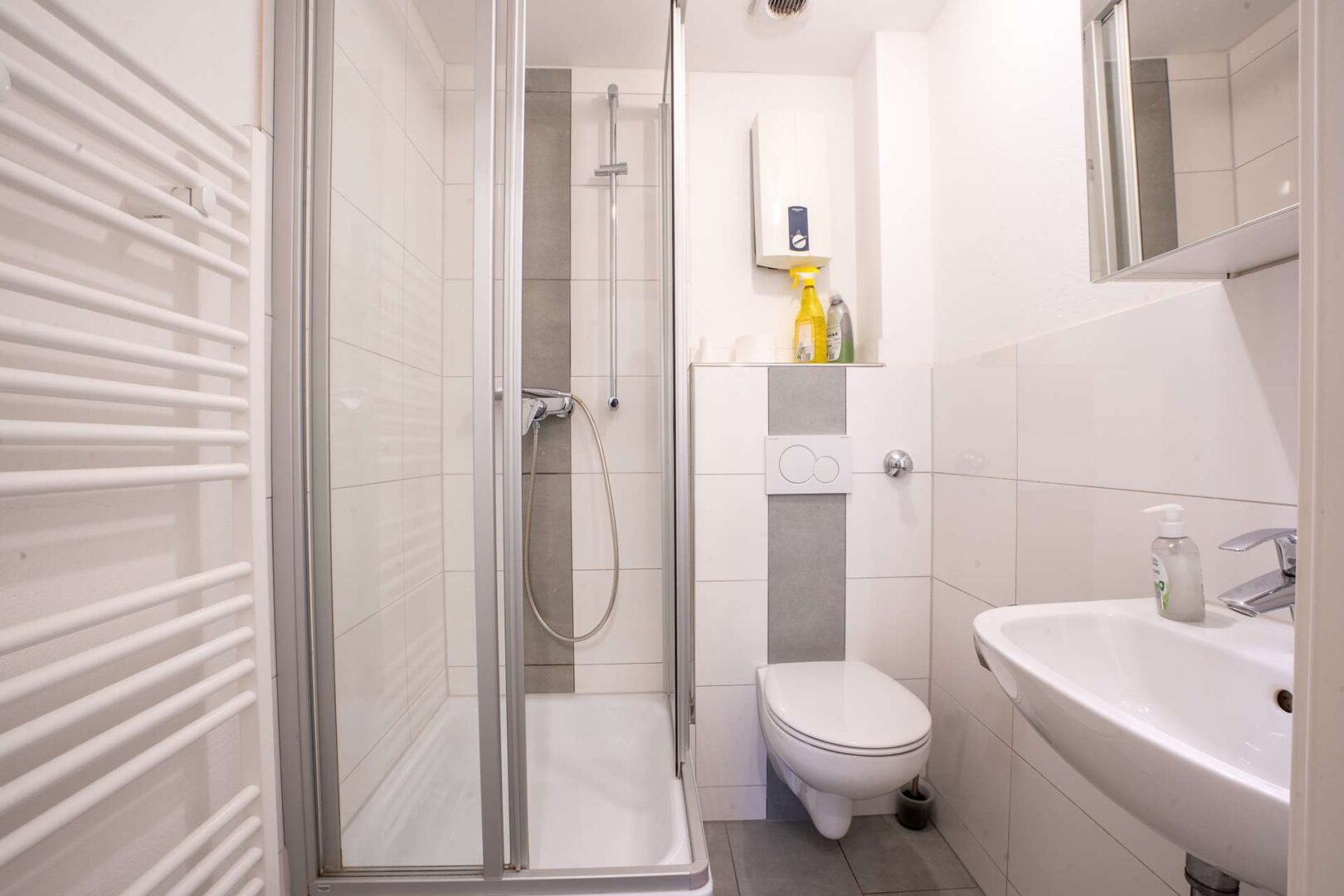 Geplfegtes, modernes Badezimmer im 1. OG Links