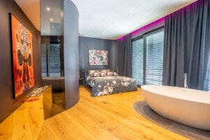 Schlafzimmer mit begehbarem Kleiderschrank und Raffsoranlagen (WE2)