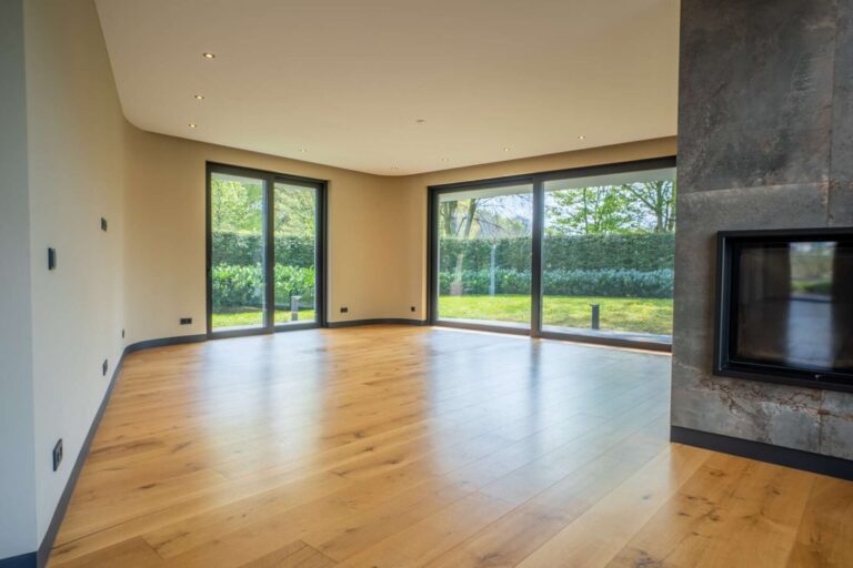 Offenes, helles Wohnzimmer mit Kamin (WE1)