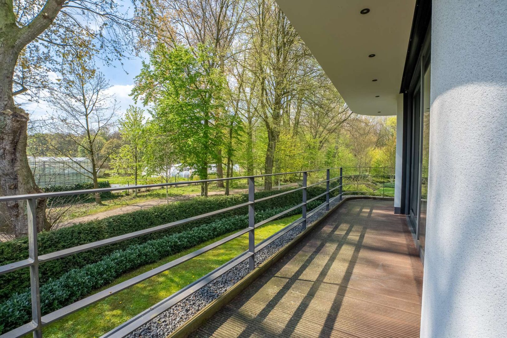 Umlaufender Balkon im Master-Schlafzimmer (WE1)
