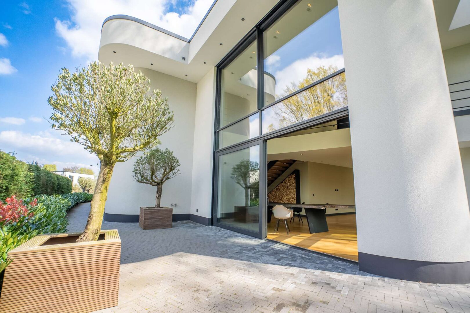 Große Terrasse neben dem Essbereich im EG (WE1)