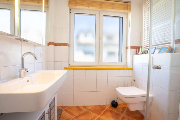 Zeitloses Duschbadezimmer im Obergeschoss