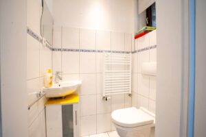 Zeitloses Gäste WC im Eingangsbereich