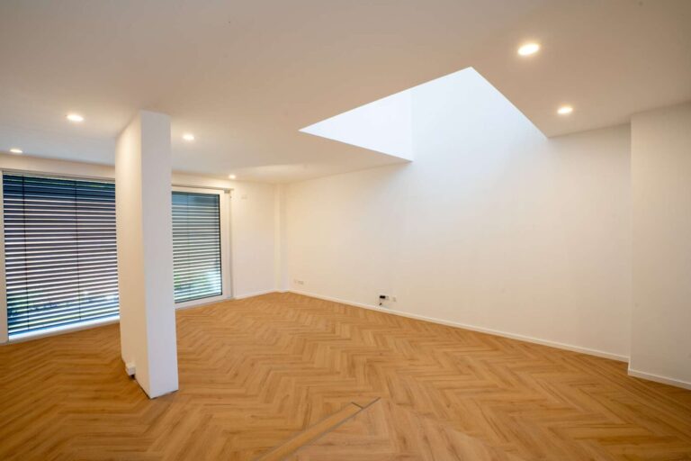 Der Blick auf die zukünftige Küche mit Deckenausschnitt (Siehe Raffstoreanlage im gesamten Haus)