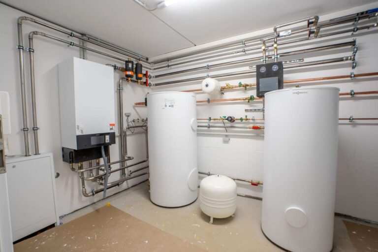 Aufgeräumter Heizungskeller mit Wärmepumpe und Technik