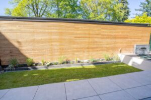 Pflegeleichter Garten mit Terrasse