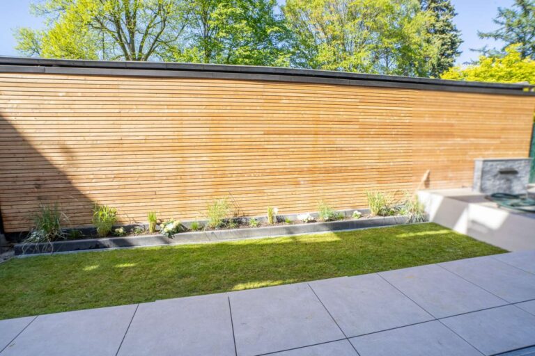 Pflegeleichter Garten mit Terrasse